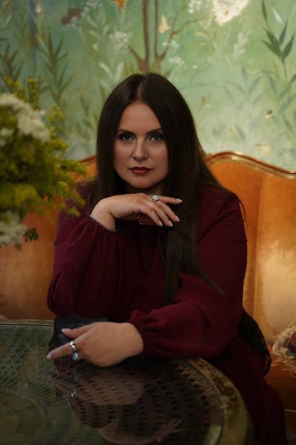 Iris Valemar bei einem Liebesritual mit Runenmagie